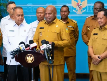 Foto: Gubernur Papua Mathius Fakhiri usai pertemuan dengan Presiden Prabowo Subianto yang memberi arahan soal dana Otsus kepada kepala daerah se-Papua di Istana Negara, Jakarta.