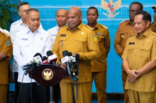 
					Foto: Gubernur Papua Mathius Fakhiri usai pertemuan dengan Presiden Prabowo Subianto yang memberi arahan soal dana Otsus kepada kepala daerah se-Papua di Istana Negara, Jakarta.